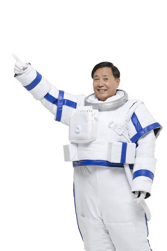 东方人,中年人,一个人,宇航员,飞行员,站,微笑,竖图,彩色,室内,白天,留白,抠图,白色背景,侧面,探险,信心,技术,航天,高科技,科技,北京,中国,仅一个男性,宇航服,科学,图片,挥手,探索,自信,摄影,科学技术,未来,太空服,成就,航天员,梦想,太空人,男人,男性,中年男性,亚洲人,中国人,举手,半身,影棚拍摄,愉快,bj174