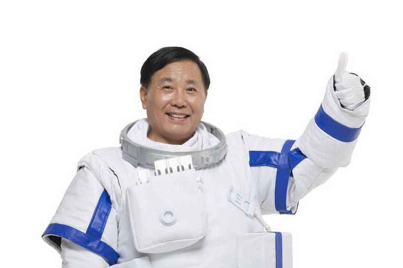东方人,中年人,一个人,宇航员,飞行员,站,微笑,横图,彩色,室内,白天,留白,抠图,白色背景,正面,探险,信心,技术,航天,高科技,科技,北京,中国,仅一个男性,宇航服,科学,图片,挥手,探索,自信,摄影,科学技术,未来,太空服,成就,航天员,梦想,太空人,男人,男性,中年男性,亚洲人,中国人,举手,半身,影棚拍摄,愉快,bj174