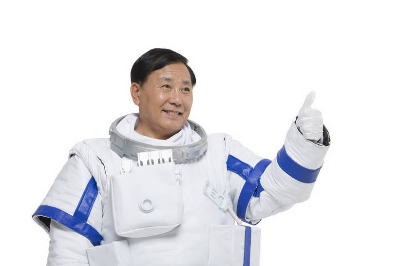 东方人,中年人,一个人,宇航员,飞行员,站,微笑,横图,彩色,室内,白天,留白,抠图,白色背景,正面,探险,信心,技术,航天,高科技,科技,北京,中国,仅一个男性,宇航服,科学,图片,挥手,探索,自信,摄影,科学技术,未来,太空服,成就,航天员,梦想,太空人,男人,男性,中年男性,亚洲人,中国人,举手,半身,影棚拍摄,愉快,bj174