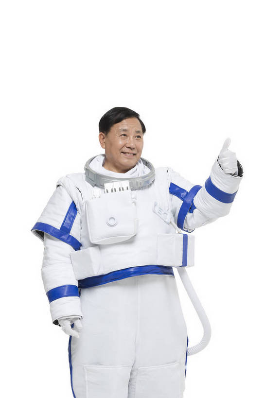 东方人,中年人,一个人,宇航员,飞行员,站,微笑,竖图,彩色,室内,白天,留白,抠图,白色背景,正面,探险,信心,技术,航天,高科技,科技,北京,中国,仅一个男性,宇航服,科学,图片,挥手,探索,自信,摄影,科学技术,未来,太空服,成就,航天员,梦想,太空人,男人,男性,中年男性,亚洲人,中国人,举手,半身,影棚拍摄,愉快,bj174