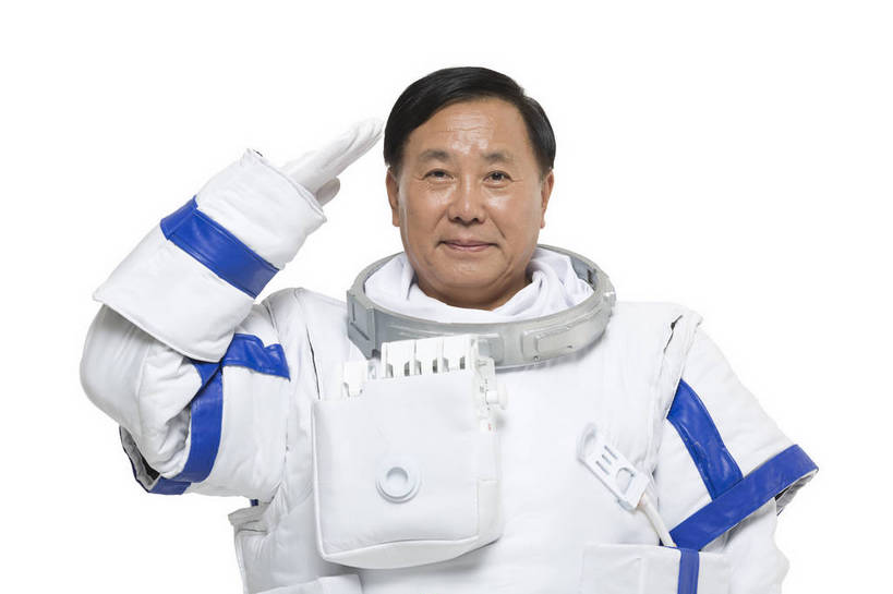 东方人,中年人,一个人,宇航员,飞行员,站,微笑,横图,彩色,室内,白天,留白,抠图,白色背景,正面,探险,信心,技术,航天,高科技,科技,北京,中国,仅一个男性,宇航服,科学,图片,探索,自信,摄影,严肃,科学技术,敬礼,未来,太空服,成就,航天员,梦想,太空人,男人,男性,中年男性,亚洲人,中国人,半身,影棚拍摄,愉快,bj174