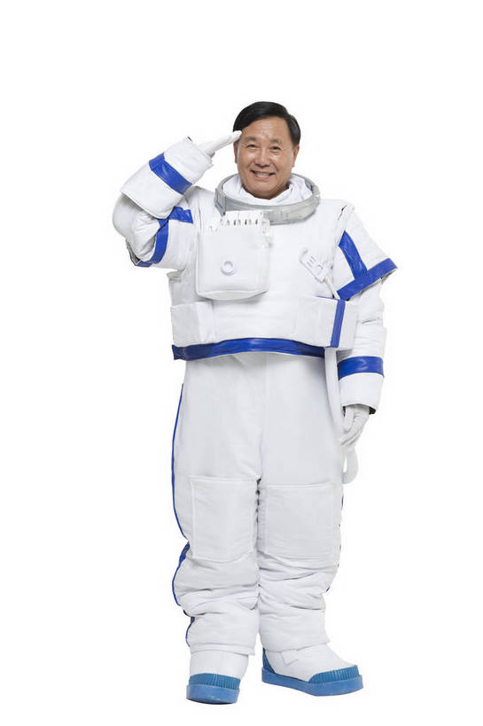 东方人,中年人,一个人,宇航员,飞行员,站,微笑,竖图,彩色,室内,白天,留白,抠图,白色背景,正面,探险,信心,技术,航天,高科技,科技,北京,中国,仅一个男性,宇航服,科学,图片,探索,自信,摄影,严肃,科学技术,敬礼,未来,太空服,成就,航天员,梦想,太空人,男人,男性,中年男性,亚洲人,中国人,全身,影棚拍摄,愉快,bj174