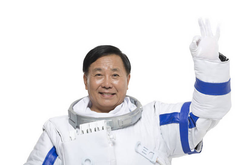 东方人,中年人,一个人,宇航员,飞行员,站,微笑,横图,彩色,室内,白天,留白,抠图,白色背景,正面,探险,信心,技术,航天,高科技,科技,北京,中国,仅一个男性,宇航服,科学,图片,挥手,探索,自信,摄影,科学技术,未来,太空服,成就,航天员,梦想,太空人,男人,男性,中年男性,亚洲人,中国人,举手,半身,影棚拍摄,愉快,bj174