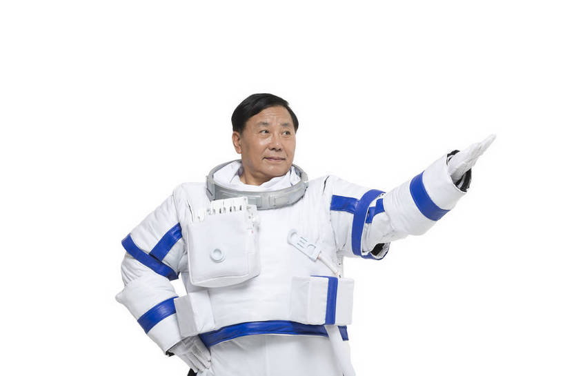 东方人,中年人,一个人,宇航员,飞行员,站,微笑,横图,彩色,室内,白天,留白,抠图,白色背景,正面,探险,信心,技术,航天,高科技,科技,北京,中国,仅一个男性,宇航服,科学,图片,挥手,手势,探索,自信,摄影,科学技术,未来,太空服,成就,航天员,梦想,太空人,男人,男性,中年男性,亚洲人,中国人,半身,影棚拍摄,愉快,打手势,bj174