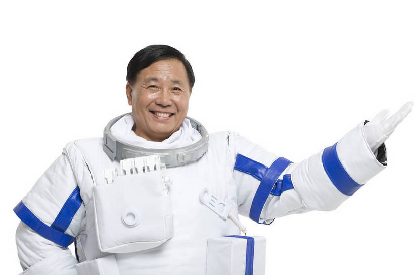 东方人,中年人,一个人,宇航员,飞行员,站,微笑,横图,彩色,室内,白天,留白,抠图,白色背景,正面,探险,信心,技术,航天,高科技,科技,北京,中国,仅一个男性,宇航服,科学,图片,挥手,手势,探索,自信,摄影,科学技术,未来,太空服,成就,航天员,梦想,太空人,男人,男性,中年男性,亚洲人,中国人,半身,影棚拍摄,愉快,打手势,bj174