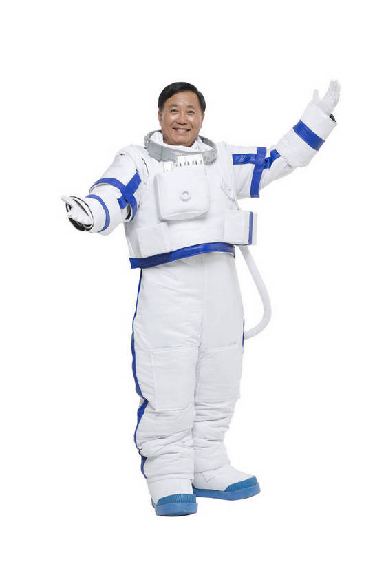 东方人,中年人,一个人,宇航员,飞行员,站,微笑,竖图,彩色,室内,白天,留白,抠图,白色背景,侧面,探险,信心,技术,航天,高科技,科技,北京,中国,仅一个男性,宇航服,科学,图片,挥手,手势,探索,自信,摄影,科学技术,未来,太空服,成就,航天员,梦想,太空人,男人,男性,中年男性,亚洲人,中国人,张开手臂,全身,影棚拍摄,愉快,打手势,bj174