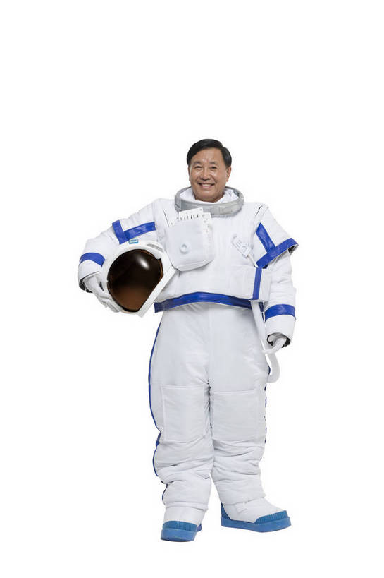 东方人,中年人,一个人,宇航员,飞行员,站,微笑,竖图,彩色,室内,白天,留白,抠图,白色背景,正面,探险,信心,技术,航天,高科技,科技,北京,中国,仅一个男性,宇航服,科学,头盔,图片,拿,拿着,探索,自信,摄影,科学技术,未来,太空服,成就,航天员,梦想,太空人,男人,男性,中年男性,亚洲人,中国人,全身,影棚拍摄,愉快,bj174