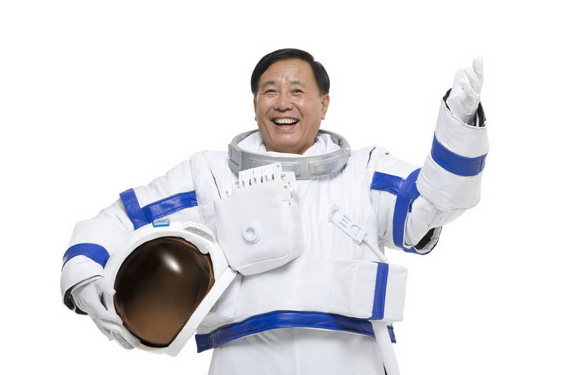 东方人,中年人,一个人,宇航员,飞行员,站,微笑,横图,彩色,室内,白天,留白,抠图,白色背景,正面,探险,信心,技术,航天,高科技,科技,北京,中国,仅一个男性,宇航服,科学,头盔,图片,拿,挥手,拿着,探索,自信,摄影,科学技术,未来,太空服,成就,航天员,梦想,太空人,男人,男性,中年男性,亚洲人,中国人,半身,影棚拍摄,愉快,bj174