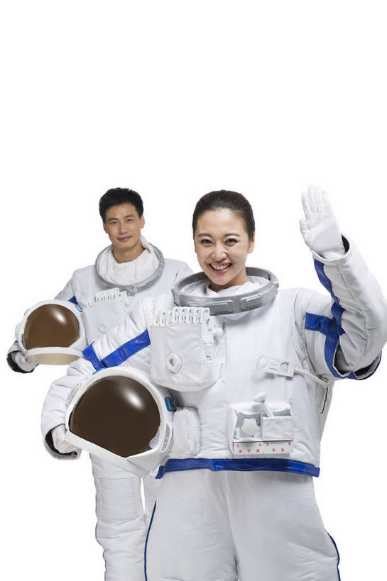东方人,中年人,两个人,伙伴,宇航员,飞行员,微笑,竖图,彩色,室内,白天,留白,抠图,白色背景,正面,探险,合作,团队,信心,技术,高科技,科技,北京,中国,宇航服,科学,头盔,图片,美女,探索,自信,摄影,科学技术,未来,太空服,成就,航天员,梦想,太空人,航天站,团结,友情,男人,男性,年轻男性,年轻女性,女人,女性,亚洲人,中国人,年轻人,捧着,半身,影棚拍摄,愉快,bj174