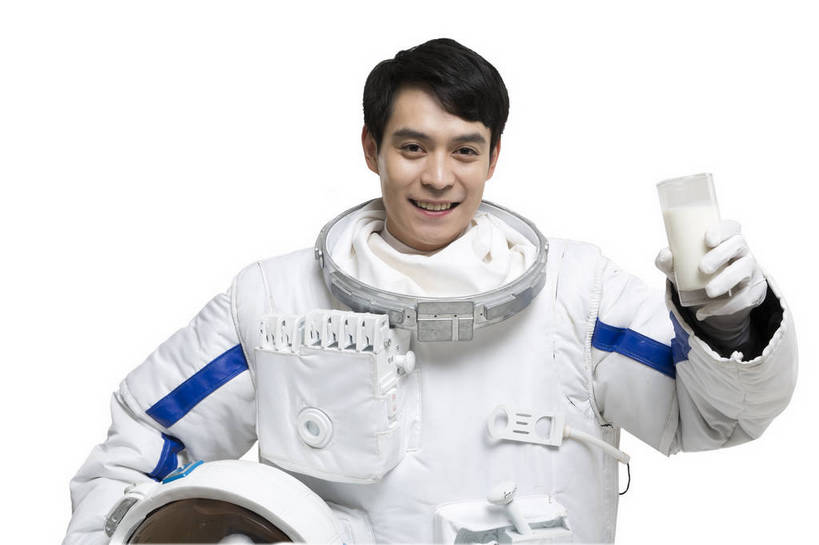 东方人,中年人,一个人,宇航员,飞行员,站,微笑,横图,彩色,室内,白天,留白,抠图,白色背景,正面,探险,信心,技术,航天,高科技,科技,杯子,北京,中国,仅一个男性,宇航服,科学,头盔,图片,水杯,展示,探索,自信,摄影,科学技术,未来,太空服,成就,航天员,梦想,太空人,男人,男性,年轻男性,亚洲人,中国人,年轻人,茶杯,举手,举着,捧着,半身,影棚拍摄,愉快,bj174