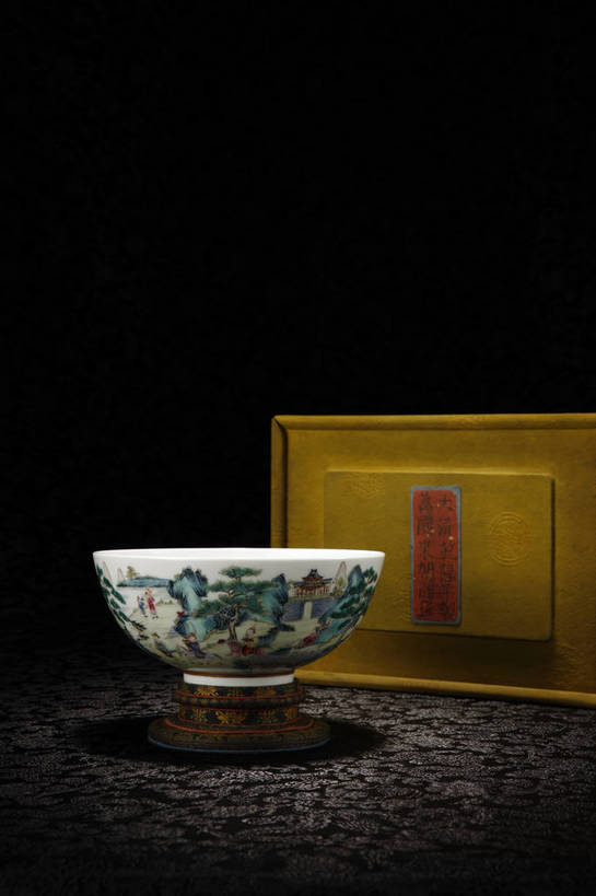 竖图,彩色,室内,白天,绘画,静物,北京,中国,花纹,风俗,纹路,彩绘,瓷器,图案,图片,纹理,陶瓷,陶瓷制品,艺术品,古典,文化,文物,传统,容器,工艺品,碗,精神,摄影,古董,储藏,皇帝,权威,珍贵,陶艺,黑背景,古物,储存,高贵,文明,中国文化,斑纹,珍藏,精美,古玩,肌理,权力,统治,权势,彩釉,古代文明,制度,天子,九五之尊,圣上,统治者,陛下,官家,势力,画画,影棚拍摄,保藏,收藏,贮存,传统文化,爱新觉罗.弘历,弘历,乾隆,粉彩,粉彩瓷,bj174