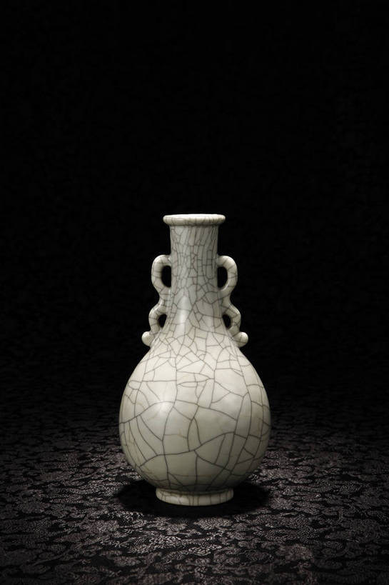 竖图,彩色,室内,白天,静物,北京,中国,风俗,瓷器,瓶,图片,陶瓷,陶瓷制品,艺术品,古典,文化,文物,传统,瓶子,工艺品,精神,摄影,古董,珍贵,黑背景,古物,文明,中国文化,珍藏,精美,古玩,古代文明,制度,影棚拍摄,保藏,收藏,传统文化,双耳瓶,bj174