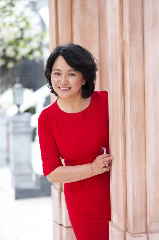 东方人,成年人,中年人,老年人,头发,一个人,公园,花园,站,笑,打电话,微笑,露齿笑,竖图,彩色,照片,室外,白天,美容,快乐,幸福,建筑,电话,手机,北京,日光,中国,亚洲,握,连衣裙,图片,柱子,美丽,年轻,拿,拿着,注视,黄种人,通讯设备,一个,红色,观察,看,保养,休闲,健康,放松,活力,自信,偷看,握着,养生,摄影,生活方式,单个,观看,优雅,假期,察看,姿态,毛发,舒适,优美,愉悦,关爱,关注,温柔,偷窥,单人,周末,东亚,乐观,单独,气息,完美,交流,老年女性,女人,女性,亚洲人,中国人,卷发,沟通,通话,半身,愉快,魅力,短发,bj174