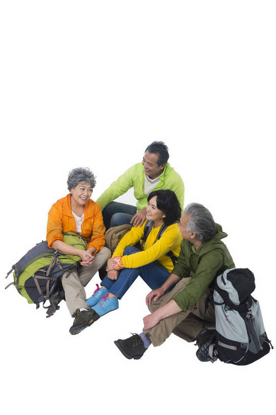 东方人,成年人,中年人,老年人,头发,四个人,人群,伙伴,朋友,坐,笑,微笑,露齿笑,竖图,俯视,彩色,照片,白色背景,聚会,旅游,度假,快乐,友谊,幸福,分享,团队,秋季,北京,中国,亚洲,盘绕,服装,节日,庆祝,并排,环绕,围绕,图片,年轻,生活,环抱,休闲装,黄种人,文化,娱乐,衣服,白色,背包,春季,郊游,庆典,休息,休闲,游玩,健康,休闲服,放松,活力,精神,乐趣,亲密,自信,摄影,服饰,缭绕,生活方式,靠近,纪念,对视,假期,退休,享乐,愉悦,关爱,娱乐活动,亲近,露营,玩乐,户外运动,结伴,装备,周末,东亚,陪同,重阳节,情感,乐观,陪伴,无忧无虑,交流,友情,老年男性,老年女性,男人,男性,女人,女性,亚洲人,中国人,沟通,坐着,高角度拍摄,全身,影棚拍摄,旅行,欢乐,开心,愉快,登高节,老年节,运动装,伴随,bj174