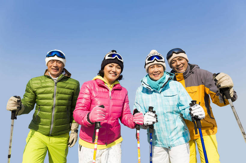 东方人,成年人,中年人,老年人,头发,四个人,人群,伙伴,朋友,站,笑,攀登,微笑,露齿笑,横图,彩色,照片,室外,仰视,锻炼,旅游,度假,快乐,探险,友谊,幸福,安全,团队,雪山,北京,中国,亚洲,服装,图片,雪地,冬季,防护,年轻,生活,注视,休闲装,黄种人,娱乐,衣服,白色,蓝天,天空,手套,观察,看,郊游,休闲,游玩,健康,休闲服,放松,活力,精神,乐趣,自信,摄影,服饰,生活方式,拐杖,观看,羽绒服,保护,手杖,假期,察看,退休,享乐,愉悦,关爱,关注,娱乐活动,滑雪镜,滑雪帽,爱好,保险,玩乐,户外运动,结伴,防寒服,挑战,周末,东亚,陪同,情感,保全,周全,安稳,安定,防护手套,乐观,陪伴,无忧无虑,平安,友情,老年男性,老年女性,男人,男性,女人,女性,亚洲人,中国人,登山,爬山,半身,低角度拍摄,旅行,欢乐,开心,愉快,伴随,bj174