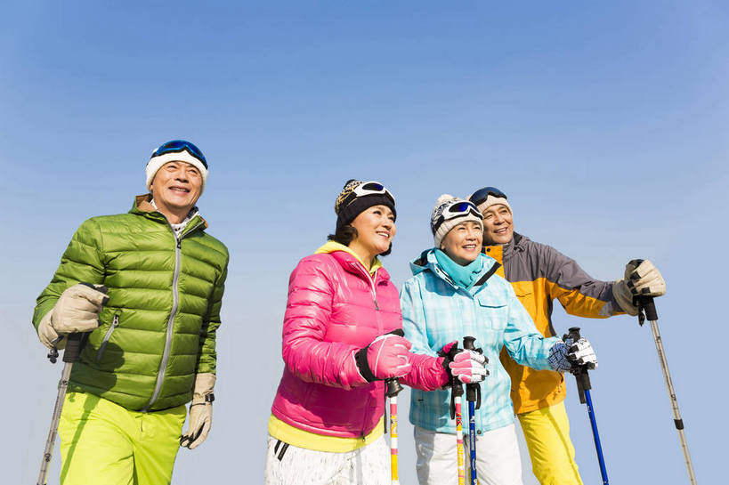 东方人,成年人,中年人,老年人,头发,四个人,人群,伙伴,朋友,站,笑,攀登,微笑,露齿笑,横图,彩色,照片,室外,仰视,锻炼,旅游,度假,快乐,探险,友谊,幸福,安全,团队,雪山,北京,中国,亚洲,服装,并排,图片,雪地,冬季,防护,年轻,生活,注视,休闲装,黄种人,娱乐,衣服,白色,蓝天,天空,手套,观察,看,郊游,休闲,游玩,健康,休闲服,放松,活力,精神,乐趣,自信,摄影,服饰,生活方式,拐杖,观看,羽绒服,保护,手杖,假期,察看,退休,享乐,愉悦,关爱,关注,娱乐活动,滑雪镜,滑雪帽,爱好,保险,玩乐,户外运动,结伴,防寒服,挑战,周末,东亚,陪同,情感,保全,周全,安稳,安定,防护手套,乐观,陪伴,无忧无虑,平安,友情,老年男性,老年女性,男人,男性,女人,女性,亚洲人,中国人,登山,爬山,半身,低角度拍摄,旅行,欢乐,开心,愉快,伴随,bj174