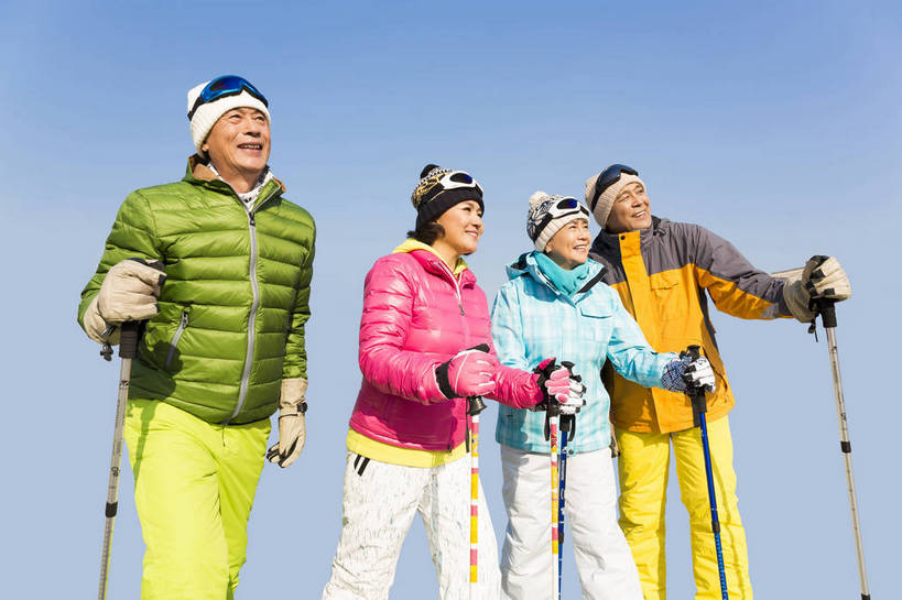 东方人,成年人,中年人,老年人,头发,四个人,人群,伙伴,朋友,站,笑,攀登,微笑,露齿笑,横图,彩色,照片,室外,仰视,锻炼,旅游,度假,快乐,探险,友谊,幸福,安全,团队,雪山,北京,中国,亚洲,服装,并排,图片,雪地,冬季,防护,年轻,生活,注视,休闲装,黄种人,娱乐,衣服,白色,蓝天,天空,手套,观察,看,郊游,休闲,游玩,健康,休闲服,放松,活力,精神,乐趣,自信,摄影,服饰,生活方式,拐杖,观看,羽绒服,保护,手杖,假期,察看,退休,享乐,愉悦,关爱,关注,娱乐活动,滑雪镜,滑雪帽,爱好,保险,玩乐,户外运动,结伴,防寒服,挑战,周末,东亚,陪同,情感,保全,周全,安稳,安定,防护手套,乐观,陪伴,无忧无虑,平安,友情,老年男性,老年女性,男人,男性,女人,女性,亚洲人,中国人,登山,爬山,半身,低角度拍摄,旅行,欢乐,开心,愉快,伴随,bj174
