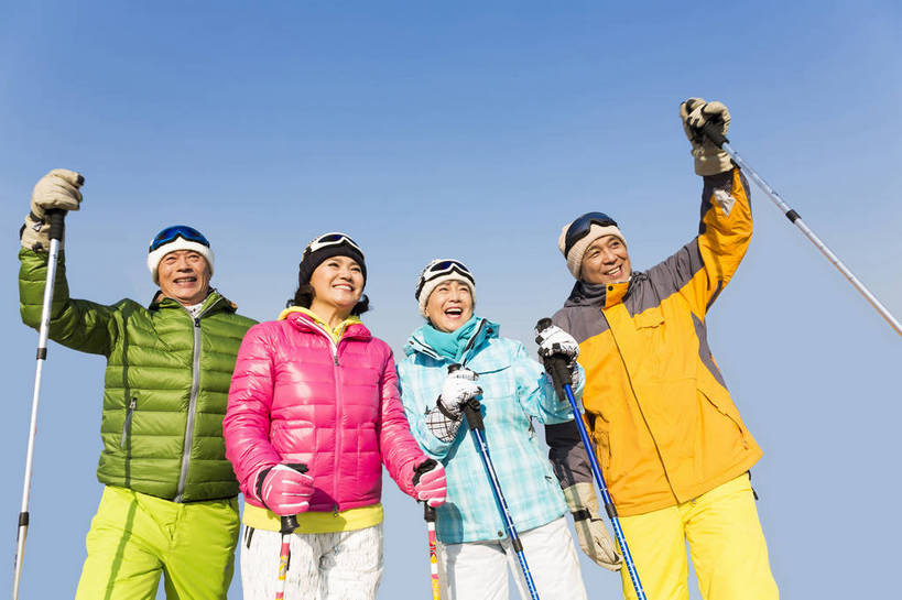 东方人,成年人,中年人,老年人,头发,四个人,人群,伙伴,朋友,站,举,笑,攀登,微笑,大笑,露齿笑,横图,彩色,照片,室外,仰视,锻炼,旅游,度假,快乐,兴奋,探险,友谊,幸福,安全,胜利,团队,雪山,北京,中国,亚洲,服装,欢呼,并排,图片,雪地,冬季,防护,年轻,生活,注视,休闲装,黄种人,娱乐,衣服,白色,蓝天,天空,手套,观察,看,托,郊游,休闲,游玩,健康,休闲服,放松,活力,精神,乐趣,自信,摄影,服饰,生活方式,拐杖,观看,羽绒服,保护,手杖,假期,察看,退休,喝彩,享乐,愉悦,关爱,关注,娱乐活动,滑雪镜,滑雪帽,爱好,保险,玩乐,户外运动,结伴,防寒服,挑战,周末,东亚,陪同,情感,保全,周全,安稳,安定,防护手套,乐观,陪伴,无忧无虑,平安,友情,老年男性,老年女性,男人,男性,女人,女性,亚洲人,中国人,登山,举起,举手,举着,爬山,向上举,向上伸,向上托,半身,低角度拍摄,旅行,欢乐,开心,愉快,伴随,bj174
