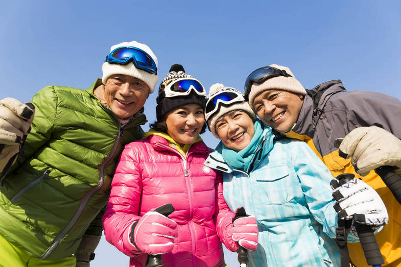 东方人,成年人,中年人,老年人,头发,四个人,人群,伙伴,朋友,站,笑,攀登,微笑,露齿笑,横图,彩色,照片,室外,仰视,锻炼,旅游,度假,快乐,兴奋,探险,友谊,幸福,安全,团队,雪山,北京,中国,亚洲,服装,并排,图片,雪地,冬季,防护,年轻,生活,依靠,注视,休闲装,黄种人,娱乐,衣服,白色,蓝天,天空,手套,观察,看,郊游,休闲,游玩,健康,休闲服,放松,活力,精神,乐趣,亲密,自信,摄影,服饰,生活方式,拐杖,观看,靠近,羽绒服,保护,手杖,假期,察看,退休,享乐,愉悦,关爱,关注,娱乐活动,亲近,滑雪镜,滑雪帽,爱好,保险,玩乐,户外运动,结伴,防寒服,挑战,周末,东亚,陪同,情感,保全,周全,安稳,安定,防护手套,乐观,陪伴,无忧无虑,平安,友情,老年男性,老年女性,男人,男性,女人,女性,亚洲人,中国人,登山,爬山,半身,低角度拍摄,旅行,欢乐,开心,愉快,伴随,bj174