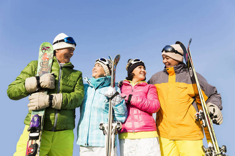 东方人,成年人,中年人,老年人,头发,四个人,人群,伙伴,朋友,站,笑,微笑,大笑,露齿笑,横图,彩色,照片,室外,仰视,锻炼,旅游,度假,快乐,友谊,幸福,安全,团队,雪山,北京,中国,亚洲,服装,滑雪,图片,雪地,冬季,防护,年轻,生活,休闲装,黄种人,娱乐,衣服,白色,蓝天,天空,手套,郊游,休闲,游玩,健康,休闲服,放松,活力,精神,乐趣,自信,摄影,服饰,生活方式,羽绒服,对视,保护,滑雪板,假期,退休,享乐,愉悦,关爱,娱乐活动,滑雪镜,滑雪帽,爱好,保险,玩乐,户外运动,结伴,装备,防寒服,周末,东亚,陪同,情感,保全,周全,安稳,安定,防护手套,乐观,冬季运动,陪伴,无忧无虑,平安,友情,老年男性,老年女性,男人,男性,女人,女性,亚洲人,中国人,半身,低角度拍摄,旅行,欢乐,开心,愉快,伴随,bj174