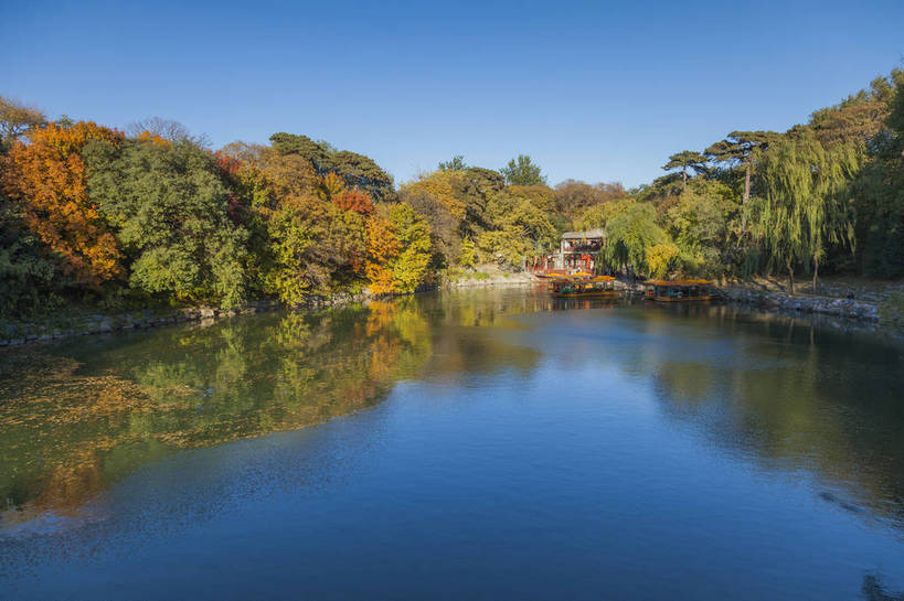 颐和园,横图,全景,室外,白天,正面,旅游,度假,河流,名胜古迹,水,船,北京,日光,中国,亚洲,古老,平静,河道,景点,景观,水面,首都,古典,古迹,历史,文化,娱乐,东方,游船,树,树木,蓝色,倒影,风景,蓝天,天空,自然,享受,休闲,中式,旅游胜地,景色,安静,放松,运输,摄影,晴天,园林,风光,宁静,运河,静谧,中国文化,外景,东亚,远古,中华人民共和国,东城区,北京市,京,北平,华北地区,镇静,冷静,沉静,皇家园林,恬静,安祥,僻静,清静,太平,蕴含,完美,河,秋天,彩图,旅行,游览,店铺,久远,传统文化,御河,玉河,苏州街,东城,bj174