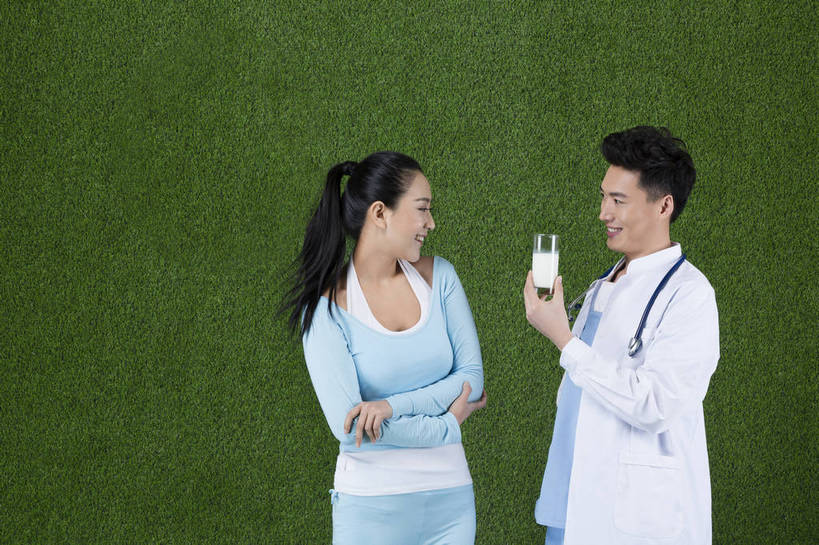 东方人,成年人,横图,彩色,照片,工作服,制服,快乐,信心,草地,草坪,北京,中国,亚洲,绿色背景,图片,黄种人,干净,绿色,草皮,放松,美女,自信,摄影,清爽,对视,愉悦,清新,东亚,工作制服,男人,男性,年轻女性,女人,女性,亚洲人,中国人,年轻人,半身,影棚拍摄,工作套服,开心,愉快,bj174