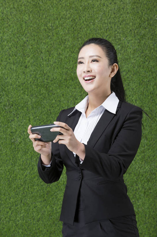 东方人,成年人,一个人,商务人士,秘书,站,笑,微笑,露齿笑,竖图,彩色,照片,西装,商务,游戏,快乐,通讯,分享,信心,草地,草坪,手机,北京,中国,亚洲,仅一个年轻女性,仅一个女性,仅一个人,绿色背景,套装,正装,信息,图片,拿着,注视,职业装,黄种人,娱乐,电子产品,绿色,自然,草皮,按,看,职业,健康,惊喜,放松,活力,自信,摄影,清爽,环境,生态,操作,享乐,愉悦,关注,清新,肖像,单人,东亚,环境保护,乐观,无线电技术,单独,年轻女性,女人,女性,亚洲人,中国人,年轻人,白领,电子商务,触摸,沟通,抬头,仰头,半身,影棚拍摄,开心,愉快,办公室职员,bj174