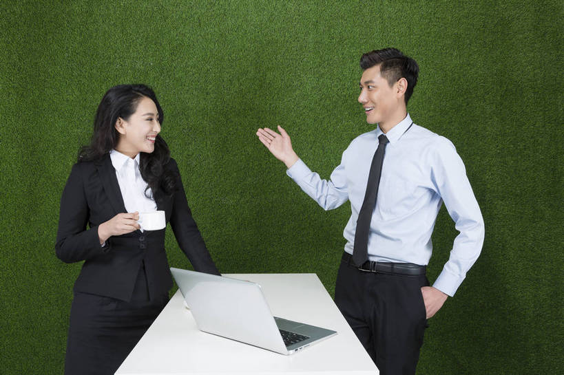 咖啡,东方人,成年人,两个人,伙伴,商务人士,商务男性,商务女性,站,微笑,横图,彩色,照片,衬衫,西装,商务,快乐,分享,团队,信心,草地,草坪,北京,中国,亚洲,绿色背景,套装,正装,图片,咖啡杯,领带,职业装,黄种人,绿色,自然,草皮,手势,职业,健康,放松,活力,自信,摄影,对视,对话,环境,生态,愉悦,商务装,手插袋,工薪阶层,东亚,环境保护,乐观,交流,男人,男性,年轻男性,年轻女性,女人,女性,亚洲人,中国人,年轻人,白领,上班族,插兜,沟通,手插兜,说话,半身,影棚拍摄,衬衣,开心,愉快,办公室职员,打手势,手抄兜,bj174