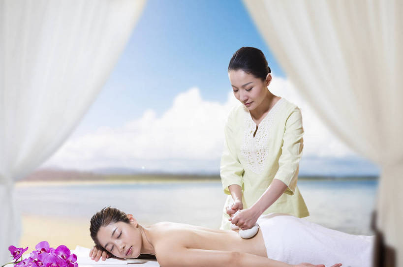 东方人,成年人,中年人,脸,头,脸颊,裸体,两个人,服务员,按摩师,美容师,宾馆,美容院,家,横图,彩色,照片,室内,白天,按摩,化妆,美容,度假,奢侈,时尚,快乐,幸福,合作,光晕,沙滩,别墅,床,酒店,北京,日光,中国,亚洲,护肤,平静,包裹,纺织物,图片,房屋,屋子,公寓,床单,豪华,美丽,年轻,生活,黄种人,娱乐,干净,被子,洋房,会所,楼房,裸露,顾客,肩膀,住宅,花,精油,香薰,毛巾,夏天,趴着,清洁,保养,享受,休闲,健康,安静,放松,活力,美女,服务,护理,美体,SPA水疗,保健,芳香疗法,疗养,养生,俱乐部,温泉浴场,人体,摄影,生活方式,清爽,皮肤,酒家,优雅,保暖,宁静,华丽,旅社,假期,舒适,优美,被单,享乐,平和,愉悦,安逸,关爱,清新,裸,舒心,户外运动,舒缓,香薰精油,透气,东亚,纯净,养颜,按摩床,防水,柔和,富丽,乐观,替代疗法,减压,华美,储水,耐磨,吸水,完美,香薰疗法,植物精油,兰花,年轻女性,女人,女性,亚洲人,中国人,年轻人,头部,脸部,脸蛋,面部,服务生,侍者,海滩,矿泉疗养地,闭着眼睛,半身,水疗,开心,愉快,房子,客店,客栈,旅店,旅馆,搓背床,理疗床,美容床,指压床,SPA美容,商旅,魅力,华侈,奢华,物理疗法,社交,bj174