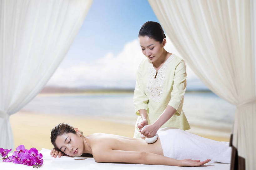 东方人,成年人,中年人,脸,头,脸颊,裸体,两个人,服务员,按摩师,美容师,宾馆,美容院,家,横图,彩色,照片,室内,白天,按摩,化妆,美容,度假,奢侈,时尚,快乐,幸福,合作,光晕,沙滩,别墅,床,酒店,北京,日光,中国,亚洲,护肤,平静,包裹,纺织物,图片,房屋,屋子,公寓,床单,豪华,美丽,年轻,生活,黄种人,娱乐,干净,被子,洋房,会所,楼房,裸露,顾客,肩膀,住宅,花,精油,香薰,毛巾,夏天,趴着,清洁,保养,享受,休闲,健康,安静,放松,活力,美女,服务,护理,美体,SPA水疗,保健,芳香疗法,疗养,养生,俱乐部,温泉浴场,人体,摄影,生活方式,清爽,皮肤,酒家,优雅,保暖,宁静,华丽,旅社,假期,舒适,优美,被单,享乐,平和,愉悦,安逸,关爱,清新,裸,舒心,户外运动,舒缓,香薰精油,透气,东亚,纯净,养颜,按摩床,防水,柔和,富丽,乐观,替代疗法,减压,华美,储水,耐磨,吸水,完美,香薰疗法,植物精油,兰花,年轻女性,女人,女性,亚洲人,中国人,年轻人,头部,脸部,脸蛋,面部,服务生,侍者,海滩,矿泉疗养地,闭着眼睛,半身,水疗,开心,愉快,房子,客店,客栈,旅店,旅馆,搓背床,理疗床,美容床,指压床,SPA美容,商旅,魅力,华侈,奢华,物理疗法,社交,bj174