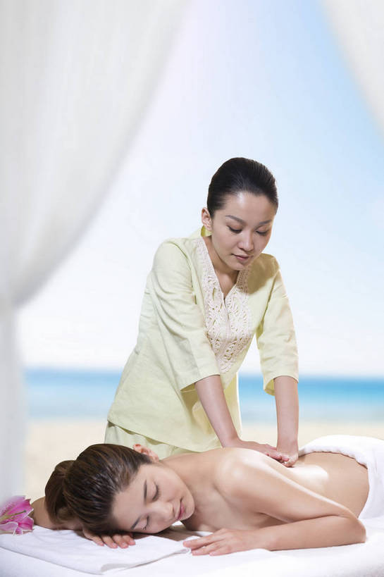 东方人,成年人,中年人,脸,头,脸颊,裸体,两个人,服务员,按摩师,美容师,宾馆,美容院,家,竖图,彩色,照片,室内,白天,按摩,化妆,美容,度假,奢侈,时尚,快乐,幸福,合作,光晕,沙滩,别墅,床,酒店,北京,日光,中国,亚洲,护肤,平静,包裹,纺织物,图片,房屋,屋子,公寓,床单,豪华,美丽,年轻,生活,黄种人,娱乐,干净,被子,洋房,会所,楼房,裸露,顾客,肩膀,住宅,花,精油,香薰,毛巾,夏天,趴着,清洁,保养,享受,休闲,健康,安静,放松,活力,美女,服务,护理,美体,SPA水疗,保健,芳香疗法,疗养,养生,俱乐部,温泉浴场,人体,摄影,生活方式,清爽,皮肤,酒家,优雅,保暖,宁静,华丽,旅社,假期,舒适,优美,被单,享乐,平和,愉悦,安逸,关爱,清新,裸,舒心,户外运动,舒缓,香薰精油,透气,东亚,纯净,养颜,按摩床,防水,柔和,富丽,乐观,替代疗法,减压,华美,储水,耐磨,吸水,完美,香薰疗法,植物精油,兰花,年轻女性,女人,女性,亚洲人,中国人,年轻人,头部,脸部,脸蛋,面部,服务生,侍者,海滩,矿泉疗养地,闭着眼睛,半身,水疗,开心,愉快,房子,客店,客栈,旅店,旅馆,搓背床,理疗床,美容床,指压床,SPA美容,商旅,魅力,华侈,奢华,物理疗法,社交,bj174