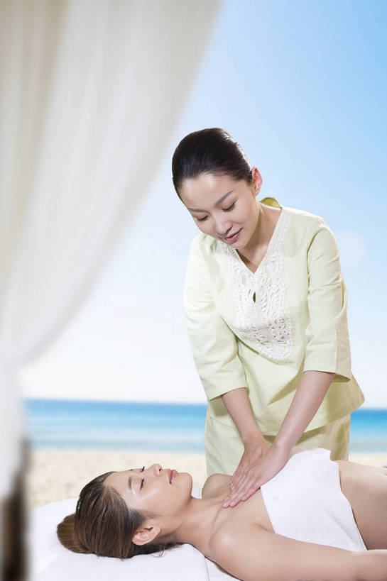 东方人,成年人,中年人,脸,头,脸颊,裸体,两个人,服务员,按摩师,美容师,宾馆,美容院,家,躺,竖图,彩色,照片,室内,白天,按摩,化妆,美容,度假,奢侈,时尚,快乐,幸福,合作,光晕,沙滩,别墅,床,酒店,北京,日光,中国,亚洲,护肤,平静,包裹,纺织物,图片,房屋,屋子,公寓,床单,豪华,美丽,年轻,生活,黄种人,娱乐,干净,被子,洋房,会所,楼房,裸露,顾客,肩膀,住宅,毛巾,夏天,清洁,保养,享受,休闲,健康,安静,放松,活力,美女,服务,护理,美体,SPA水疗,保健,疗养,养生,俱乐部,温泉浴场,人体,摄影,生活方式,清爽,皮肤,酒家,优雅,保暖,宁静,华丽,旅社,假期,舒适,优美,被单,享乐,平和,愉悦,安逸,关爱,清新,裸,户外运动,舒缓,透气,东亚,纯净,养颜,按摩床,防水,柔和,富丽,乐观,替代疗法,华美,储水,耐磨,吸水,完美,年轻女性,女人,女性,亚洲人,中国人,年轻人,头部,胸部,脸部,脸蛋,面部,服务生,侍者,海滩,矿泉疗养地,半身,水疗,推拿,开心,愉快,房子,客店,客栈,旅店,旅馆,搓背床,理疗床,美容床,指压床,SPA美容,商旅,魅力,华侈,奢华,物理疗法,社交,bj174