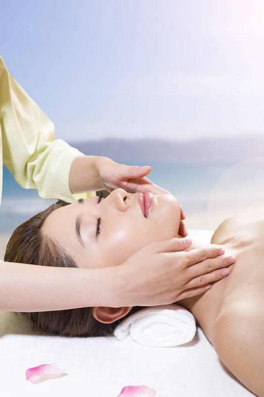 东方人,成年人,中年人,脸,头,脸颊,手,裸体,两个人,服务员,按摩师,美容师,宾馆,美容院,家,躺,竖图,彩色,照片,室内,特写,白天,按摩,化妆,美容,度假,奢侈,时尚,快乐,幸福,合作,光晕,沙滩,别墅,床,酒店,北京,日光,中国,亚洲,护肤,平静,包裹,纺织物,图片,房屋,屋子,公寓,床单,豪华,美丽,年轻,生活,黄种人,娱乐,干净,被子,洋房,会所,楼房,裸露,顾客,肩膀,住宅,毛巾,夏天,清洁,保养,享受,休闲,健康,安静,放松,活力,美女,服务,护理,美体,SPA水疗,保健,疗养,养生,俱乐部,温泉浴场,人体,摄影,生活方式,清爽,皮肤,酒家,优雅,保暖,宁静,华丽,部分,旅社,假期,舒适,优美,被单,享乐,平和,愉悦,安逸,关爱,清新,裸,户外运动,舒缓,透气,东亚,纯净,养颜,按摩床,防水,柔和,富丽,乐观,替代疗法,华美,储水,耐磨,吸水,完美,年轻女性,女人,女性,亚洲人,中国人,年轻人,头部,脸部,脸蛋,面部,服务生,侍者,海滩,矿泉疗养地,闭着眼睛,半身,水疗,开心,愉快,房子,客店,客栈,旅店,旅馆,搓背床,理疗床,美容床,指压床,SPA美容,商旅,魅力,华侈,奢华,物理疗法,社交,bj174