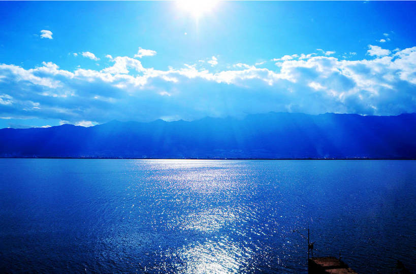 无人,横图,室外,白天,正面,旅游,度假,湖,湖泊,美景,山,山脉,水,船,大理,中国,亚洲,一艘,停靠,阴影,光线,影子,湖面,景观,山峰,水流,水面,云,云朵,木船,山峦,云彩,娱乐,云南,蓝色,白云,倒影,蓝天,天空,阳光,自然,交通工具,湖水,群山,天,享受,休闲,景色,放松,晴朗,淡水湖,倒映,舟,自然风光,载具,东亚,云南省,中华人民共和国,西南地区,滇,大理州,大理白族自治州,反照,洱海,西洱河,晴空,彩图,shlxx1