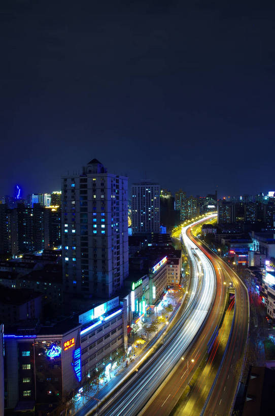 无人,高楼大厦,竖图,俯视,航拍,室外,夜晚,长时间曝光,度假,美景,城市风光,城市,大桥,大厦,道路,建筑,路,路灯,摩天大楼,桥梁,公路,照明,上海,中国,亚洲,阴影,曲折,弯曲,光线,影子,景观,高架,桥,灯光,交通,娱乐,灯,蓝色,蓝天,天空,天,享受,休闲,景色,放松,蜿蜒,照亮,申,照明设备,鸟瞰,曝光,高架桥,东亚,上海市,高架道路,跨线桥,中华人民共和国,沪,华东地区,马路,彩图,高角度拍摄,大楼,高层建筑,高楼,摩天楼,shlxx1