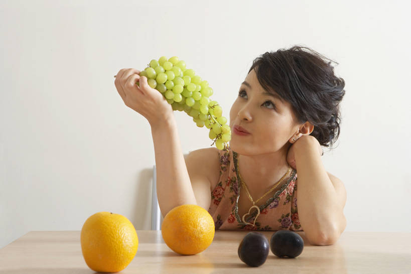 东方人,成年人,一个人,家庭,吃,微笑,横图,室内,白天,餐桌,柑橘,李子,葡萄,水果,北京,中国,亚洲,仅一个年轻女性,仅一个女性,仅一个人,喝,握,饭厅,房屋,公寓,食品,托腮,休闲装,闻,饮食,休闲,健康,思考,温暖,温馨,一家人,决定,想,沉思,握着,摄影,有机食品,和睦,清新,选择,东亚,健康食物,柑桔,年轻女性,女人,女性,亚洲人,中国人,年轻人,橘子,桔子,坐着,半身,彩图,大红蜜橘,大红袍,红橘,黄橘,宽皮橘,融洽,bj175
