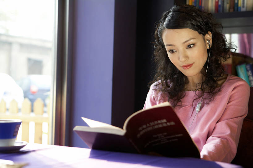 咖啡,东方人,成年人,一个人,书店,微笑,横图,室内,白天,正面,陶醉,快乐,幸福,窗户,书架,桌子,北京,中国,亚洲,仅一个年轻女性,仅一个女性,仅一个人,握,耳塞,咖啡杯,音乐,音乐播放器,休闲装,随身听,享受,休闲,舒服,放松,想,读,握着,摄影,专心,享乐,愉悦,爱好,MP3播放器,东亚,无忧无虑,年轻女性,女人,女性,亚洲人,中国人,年轻人,书,休闲活动,坐着,半身,彩图,欢乐,咖啡馆,播放器,沉醉,bj175