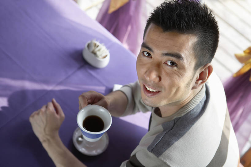咖啡,东方人,成年人,一个人,笑,微笑,露齿笑,横图,室内,白天,快乐,幸福,桌子,杯子,北京,中国,亚洲,仅一个男性,仅一个人,喝,握,食品,咖啡杯,饮品,注视,休闲装,饮食,食物,饮料,仅一个年轻男性,观察,看,休闲,放松,握着,摄影,观看,察看,享乐,关注,可口,咖啡店,东亚,热饮,黑咖啡,适口,男人,男性,年轻男性,亚洲人,中国人,年轻人,休闲活动,坐着,半身,彩图,高角度拍摄,欢乐,餐馆,咖啡馆,bj175