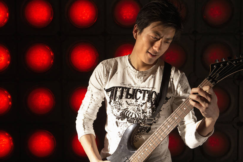 东方人,一个人,酒吧,横图,室内,夜晚,留白,正面,夜生活,幸福,北京,中国,亚洲,仅一个男性,仅一个人,表演,光,电吉他,吉他,音乐,玩,休闲装,娱乐,现代,仅一个年轻男性,摄影,生活方式,唱,明亮,酷,嘻哈,享乐,肖像,夜总会,吉他手,音乐人,东亚,年轻男性,亚洲人,中国人,年轻人,半身,彩图,舞蹈,舞台灯光,bj175