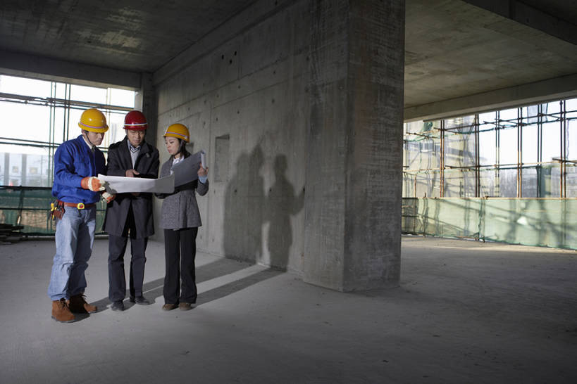 东方人,成年人,中年人,老年人,三个人,商务人士,设计师,工程师,建筑工人,建筑师,商务男性,商务女性,微笑,横图,室内,白天,留白,正面,衬衫,商务,讨论,快乐,通讯,幸福,安全,成功,合作,团队,信心,计划,建筑业,技术,城市,建筑,鞋子,北京,中国,亚洲,握,套装,服装,正装,工作,分析,包,眼镜,过道,防护,牛仔裤,现代,脚手架,工人,衣服,安全帽,瓶子,容器,手套,建筑工地,职业,规划,决定,想,握着,工业,摄影,建造,服饰,生长,工具包,指导,技巧,储藏,保护,工程,领导,享乐,解释,顺序,衣着,储存,穿着,都市风光,出示,手艺,保险,商务装,带领,合伙,蓝图,挑战,工薪阶层,东亚,发展,保全,周全,安稳,安定,衣饰,贡献,技能,技艺,进展,把握,平安,团结,老年男性,男人,男性,年轻女性,女人,女性,中年男性,亚洲人,中国人,年轻人,白领,上班族,设计,员工,说话,坐着,彩图,全身,衬衣,欢乐,高层建筑,妙技,匠人,劳动者,体力工,贮存,办公室职员,本领,掌控,bj175