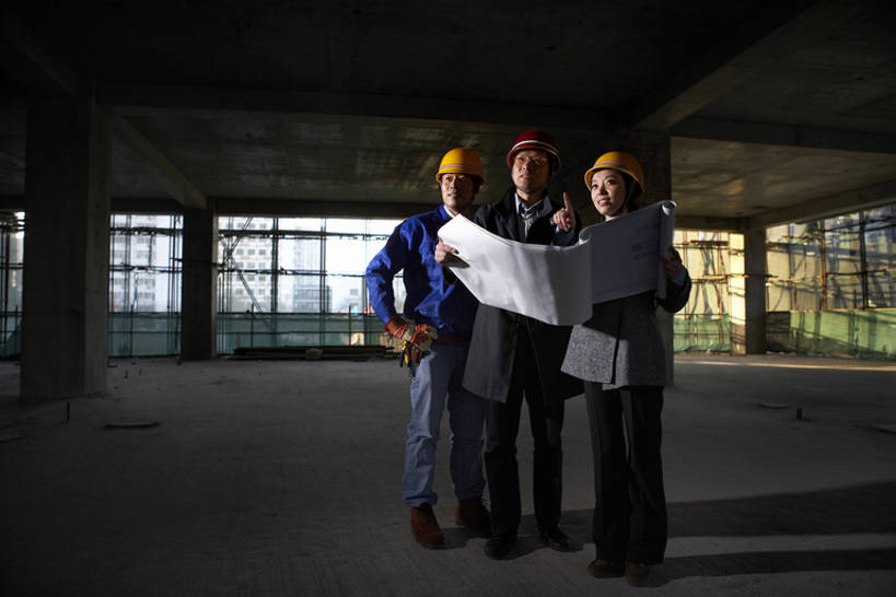 东方人,成年人,中年人,老年人,三个人,商务人士,设计师,工程师,建筑工人,建筑师,商务男性,商务女性,笑,微笑,露齿笑,横图,室内,白天,留白,正面,衬衫,商务,讨论,快乐,通讯,幸福,安全,成功,合作,团队,信心,计划,建筑业,技术,城市,建筑,鞋子,北京,中国,亚洲,握,套装,服装,正装,工作,分析,包,眼镜,过道,防护,注视,牛仔裤,方向,现代,脚手架,工人,衣服,安全帽,瓶子,容器,手套,建筑工地,观察,看,职业,规划,想,握着,工业,摄影,建造,服饰,生长,工具包,观看,指导,技巧,储藏,保护,工程,察看,领导,指着,享乐,解释,顺序,衣着,储存,穿着,都市风光,关注,出示,手艺,保险,商务装,带领,合伙,蓝图,挑战,工薪阶层,东亚,发展,保全,周全,安稳,安定,衣饰,贡献,技能,技艺,进展,把握,平安,团结,老年男性,男人,男性,年轻女性,女人,女性,亚洲人,中国人,年轻人,白领,上班族,设计,员工,说话,坐着,彩图,全身,衬衣,欢乐,高层建筑,妙技,匠人,劳动者,体力工,贮存,办公室职员,本领,掌控,bj175