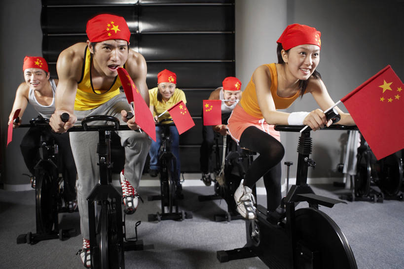 东方人,成年人,健壮,健身房,笑,微笑,露齿笑,横图,室内,白天,正面,运动服,锻炼,快乐,满意,幸福,成功,运动,合作,团队,集体,信心,竞争,自行车,旗帜,北京,中国,亚洲,五个人,握,服装,欢呼,背心,器材,头巾,头饰,训练,队伍,骑,衣服,发饰,靠,靠着,休闲,健康,健身器械,活力,力量,平衡,握着,摄影,服饰,生长,活动,动作,专心,敏捷,衣着,成就,穿着,决心,努力,合伙,挑战,中国国旗,东亚,发展,健身车,爱国主义,衣饰,技能,进展,团结,男人,男性,年轻男性,年轻女性,女人,女性,亚洲人,中国人,年轻人,休闲活动,彩图,全身,欢乐,运动装,健身俱乐部,bj175