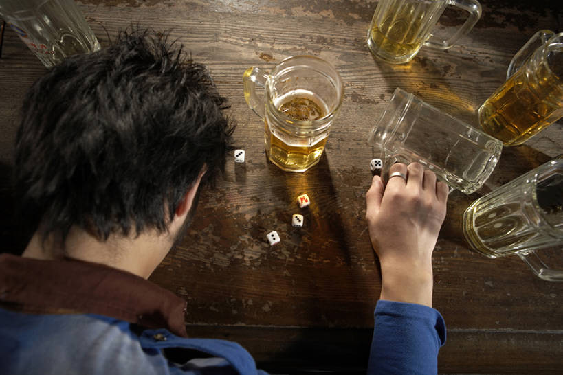 啤酒,东方人,成年人,脸,头,脸颊,一个人,酒吧,横图,室内,白天,夜生活,运动,吧台,杯子,玻璃,北京,中国,亚洲,仅一个男性,仅一个人,喝,骰子,酒类,凌乱,玩,娱乐,肩膀,饮料,仅一个年轻男性,背面,啤酒杯,低头,休息,夸张,摄影,生活方式,东亚,垂头,男人,男性,年轻男性,亚洲人,中国人,年轻人,头部,脸部,脸蛋,面部,睡觉,躺着,坐着,彩图,高角度拍摄,酒馆,喝醉,醉,bj175