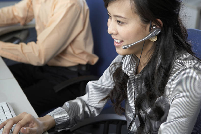 东方人,成年人,两个人,同事,服务员,电话接线员,办公室,笑,打电话,微笑,露齿笑,横图,室内,白天,侧面,商务,快乐,通讯,幸福,成功,合作,团队,集体,信心,电脑,显示器,鼠标,键盘,互联网,技术,城市,北京,中国,亚洲,连接,敲打,握,工作,网络,联系,输入,输入设备,通讯设备,队伍,耳机,打字,职业,台式电脑,服务,握着,摄影,指导,技巧,点击,协助,支撑,敲击,控制,便利,呼叫中心,领导,享乐,成就,手艺,通信设备,网上冲浪,合伙,领袖,输出设备,东亚,接待员,无线电技术,技能,技艺,按键,计算机,男人,男性,年轻男性,年轻女性,女人,女性,亚洲人,中国人,年轻人,服务生,侍者,说话,坐着,半身,彩图,高角度拍摄,欢乐,妙技,本领,bj175