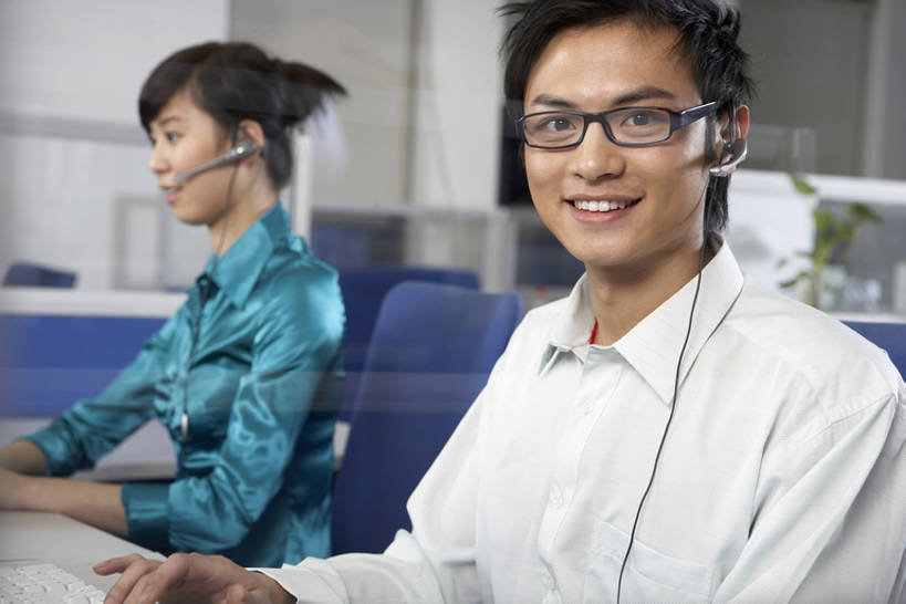 东方人,成年人,两个人,同事,服务员,电话接线员,办公室,笑,打电话,微笑,露齿笑,横图,室内,白天,侧面,商务,快乐,通讯,幸福,成功,合作,团队,集体,信心,电脑,显示器,鼠标,键盘,互联网,技术,城市,北京,中国,亚洲,连接,敲打,握,正装,工作,网络,眼镜,联系,注视,输入,输入设备,通讯设备,队伍,耳机,打字,观察,看,职业,台式电脑,服务,握着,摄影,观看,指导,技巧,点击,协助,支撑,敲击,控制,察看,便利,呼叫中心,领导,享乐,成就,关注,手艺,通信设备,网上冲浪,合伙,领袖,输出设备,东亚,接待员,无线电技术,技能,技艺,按键,计算机,男人,男性,年轻男性,年轻女性,女人,女性,亚洲人,中国人,年轻人,白领,服务生,侍者,说话,坐着,半身,彩图,欢乐,妙技,本领,bj175