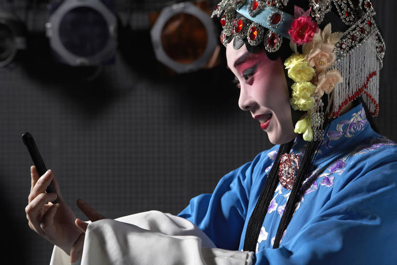 东方人,脸,头,脸颊,一个人,演员,电影明星,舞台,打电话,微笑,横图,室内,侧面,民族服装,技术,手机,珠宝,刺绣,北京,中国,亚洲,西方,仅一个年轻女性,仅一个女性,仅一个人,表演,握,服装,艺术,人物,头巾,头饰,古典,美丽,听,文化,表演者,现代,传统,东方,肩膀,衣服,发饰,化妆品,站着,比较,个性,凝视,握着,摄影,服饰,古装,袖子,高雅,享乐,旧的,中国文化,播放,改变,京剧,东亚,东亚文化,歌剧,韵味,无线电技术,年轻女性,女人,女性,亚洲人,中国人,年轻人,头部,脸部,脸蛋,面部,电话机,影视明星,彩图,传统服装,民俗服,化装,锦缎,中国戏曲,舞台灯光,传统文化,京剧演员,摆拍,bj175