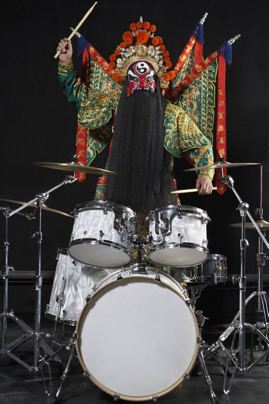 东方人,老年人,胡须,一个人,演员,舞台,竖图,彩色,正面,民族服装,奢侈,旗帜,北京,中国,亚洲,西方,仅一个人,表演,握,摇摆,准备,黑色背景,服装,艺术,人物,面具,头巾,头饰,鼓,古典,豪华,玩,注视,文化,表演者,现代,传统,东方,衣服,发饰,化妆品,观察,看,比较,个性,握着,摄影,服饰,观看,五颜六色,华丽,古装,色彩斑斓,察看,练习,愉悦,武士,关注,旧的,文学,中国文化,播放,肖像,改变,五彩缤纷,反差,演出服,鼓槌,京剧,东亚,将军,东亚文化,爵士鼓,歌剧,五彩斑斓,富丽,韵味,华美,五光十色,老年男性,男人,男性,年轻男性,亚洲人,中国人,胡子,络腮胡,彩图,全身,传统服装,民俗服,化装,中国戏曲,摇摆舞,传统文化,华侈,奢华,京剧演员,超现实主义,摆拍,流派,艺术流派,bj175