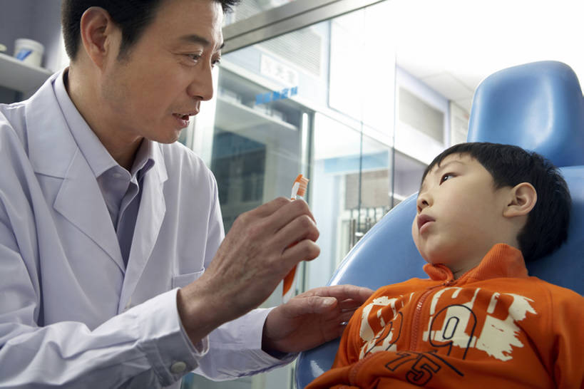 东方人,儿童,中年人,老年人,手,牙齿,两个人,医生,病人,护士,办公室,医院,站,躺,横图,室内,白天,侧面,通讯,安全,机器,技术,北京,中国,亚洲,准备,检查,工作,医学,工具,牙刷,防护,教育,休闲装,干净,设备,现代,小孩,教,演讲,站着,医护人员,医疗人员,职业,健康,面对面,活力,童年,无辜,服务,伸手,摄影,技巧,保护,权威,医疗,医疗设备,卫生,注射器,专心,牙科设备,知识,解释,恐怖,忧虑,关爱,华贵,出示,手艺,医疗器械,保险,医疗工具,东亚,实验服,口腔卫生,医疗机构,保全,周全,安稳,安定,责任,技能,技艺,检测工具,卧着,平安,信任,男孩,男人,男性,亚洲人,中国人,孩子,齿,牙,牙龈,大夫,牙医,说话,躺着,卧,站立,坐着,半身,彩图,病院,诊所,牙科椅,牙科治疗椅,牙椅,妙技,男生,本领,门诊部,口腔医学,bj175