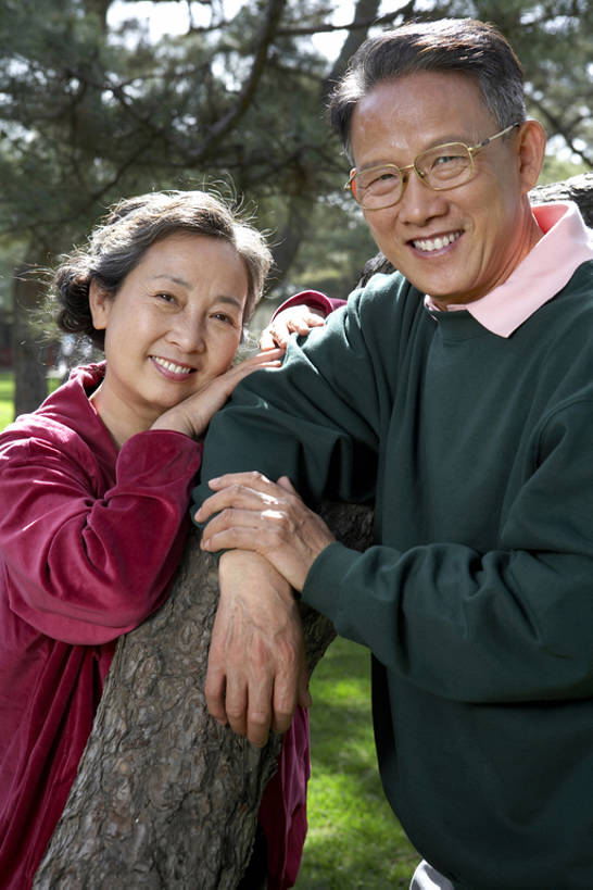 东方人,成年人,老年人,牙齿,头发,两个人,丈夫,妻子,公园,植物园,笑,微笑,露齿笑,竖图,室外,白天,正面,讨论,快乐,满意,通讯,友谊,幸福,松树,北京,中国,亚洲,年轻,注视,休闲装,草,树,树干,绿色,自然,社区,春天,观察,看,靠,靠着,站着,休息,休闲,健康,放松,亲密,想,摄影,生活方式,观看,宁静,察看,退休,享乐,关注,东亚,陪同,陪伴,老年男性,老年女性,男人,男性,女人,女性,亚洲人,中国人,年轻人,齿,牙,牙龈,情侣,休闲活动,说话,半身,彩图,爱,欢乐,人老心不老,伴随,bj175