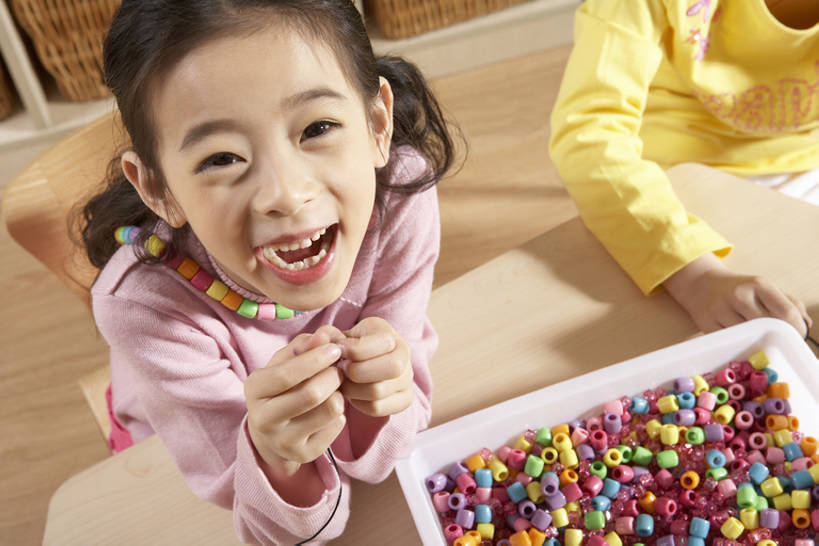 东方人,婴儿,儿童,两个人,学生,学校,站,笑,微笑,横图,彩色,室内,白天,正面,快乐,兴奋,幸福,纯洁,项链,北京,中国,亚洲,许多,丰富,艺术,珠子,很多,教育,玩,注视,休闲装,娱乐,刺激,小孩,工艺品,观察,看,站着,做,教室,可爱,童年,童趣,无辜,艺术家,幼儿园,摄影,活泼,生长,观看,五颜六色,色彩斑斓,察看,创造力,知识,享乐,愉悦,关注,隔间,宝宝,播放,手艺,五彩缤纷,想象,童真,东亚,纯真,烂漫,无邪,发展,陪同,重要,五彩斑斓,陪伴,五光十色,美术工艺,无忧无虑,伶俐,天真,男孩,男人,男性,女孩,亚洲人,中国人,孩子,站立,坐着,半身,彩图,高角度拍摄,欢乐,男生,小学生,细线,伴随,bj175